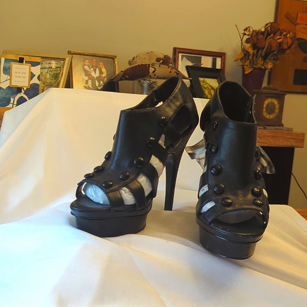 Steve Madden Luxe black leather/Patent Leather heels